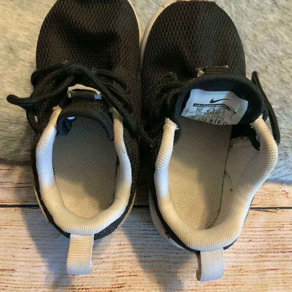 Nike Kids Black & White Roshe One Sneakers Size 7C